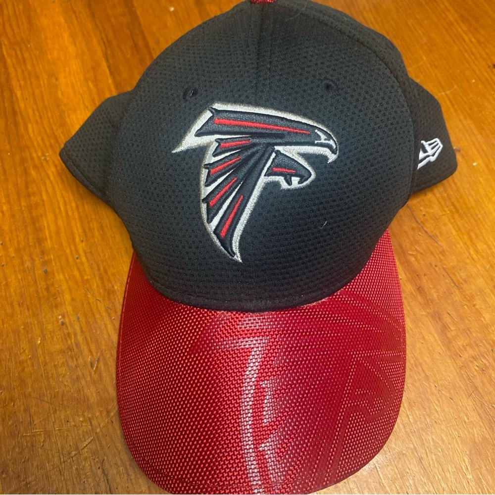 New Era 39 Thirty Black and Red Falcons Fitted Cap